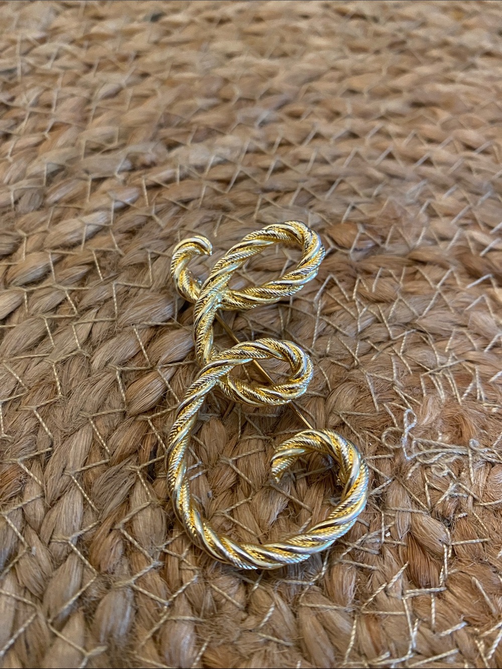 Gold-Tone metal twist letter “E” brooch